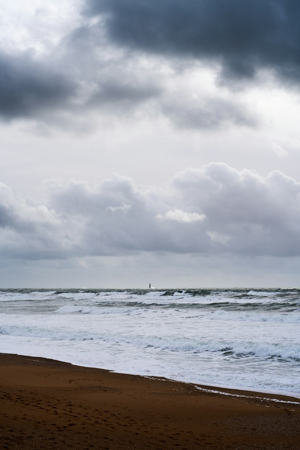 Una persona caminando en una playa cerca del océano