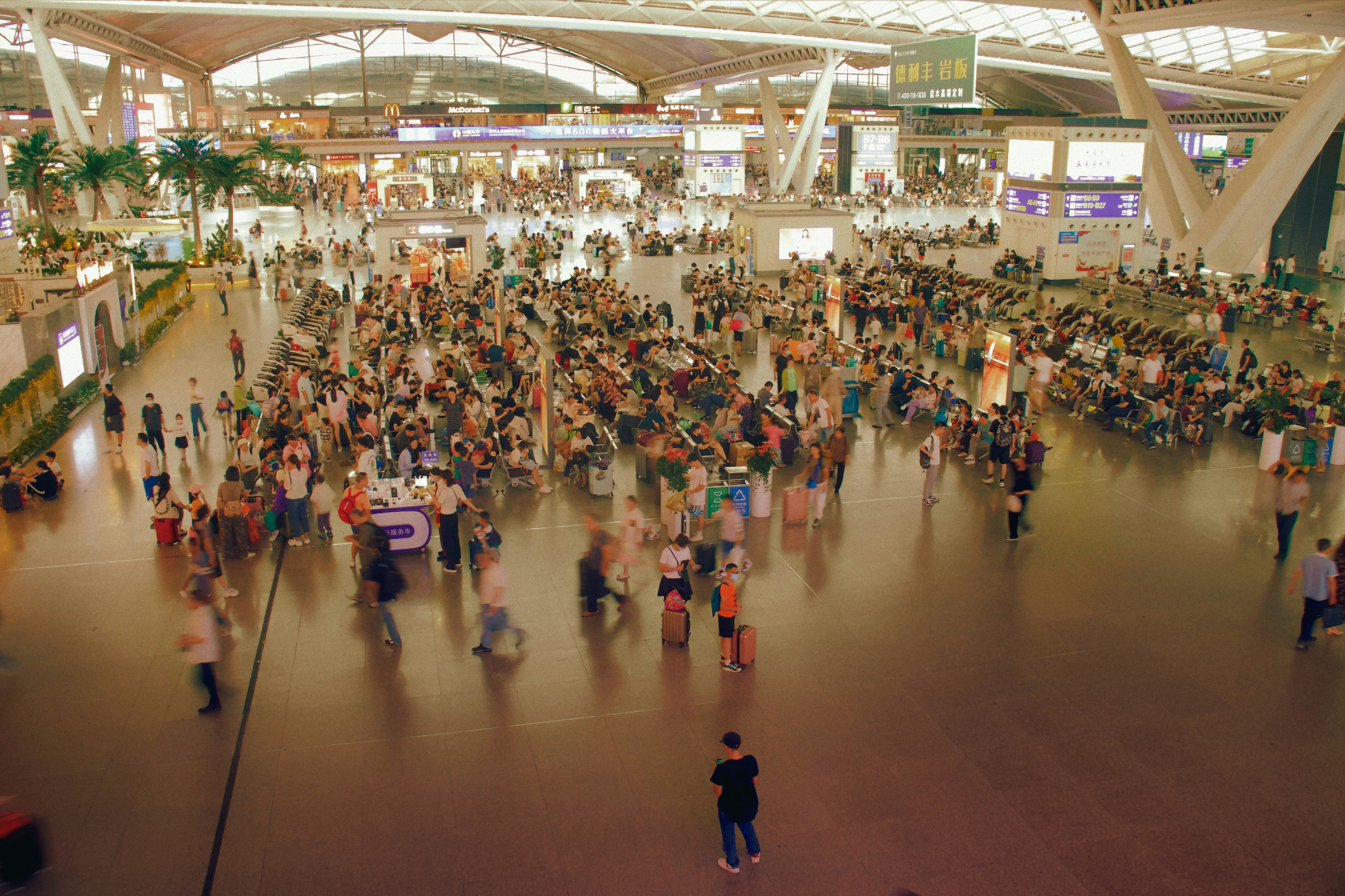 거래소 전광판을 보는 사람들