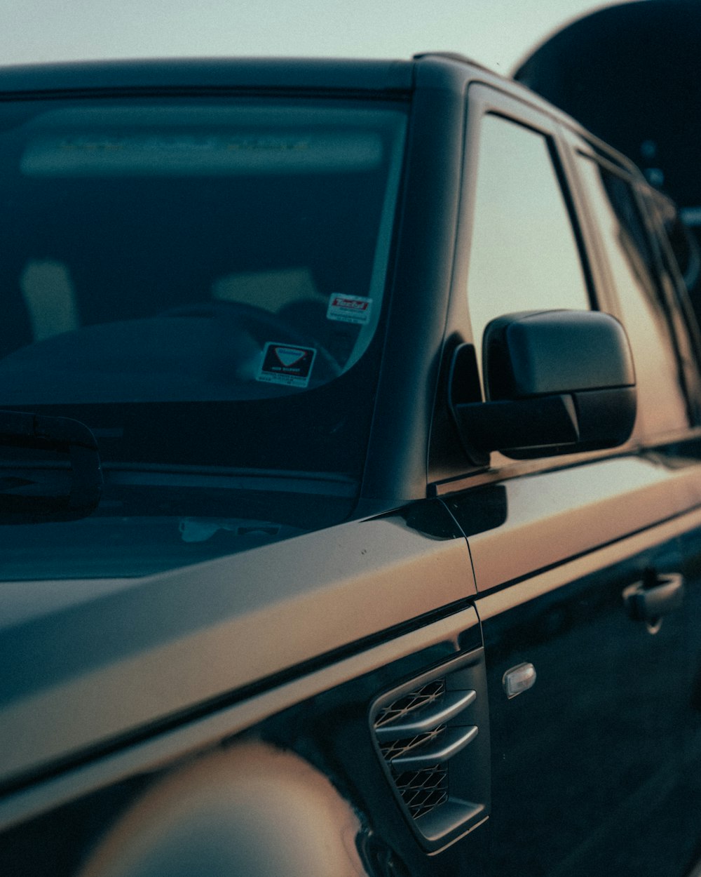 um caminhão preto estacionado em um estacionamento