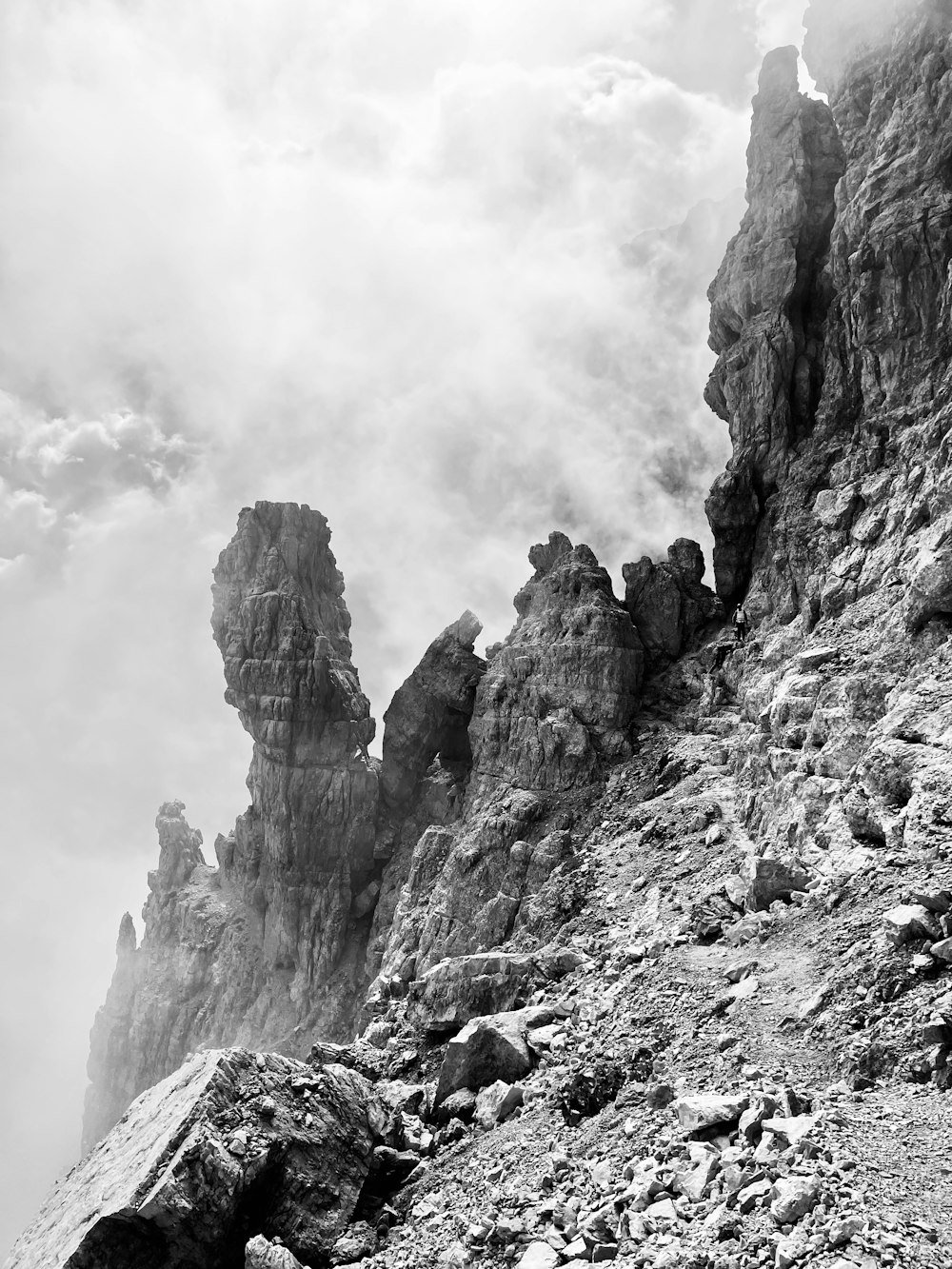 Una foto en blanco y negro de una montaña rocosa