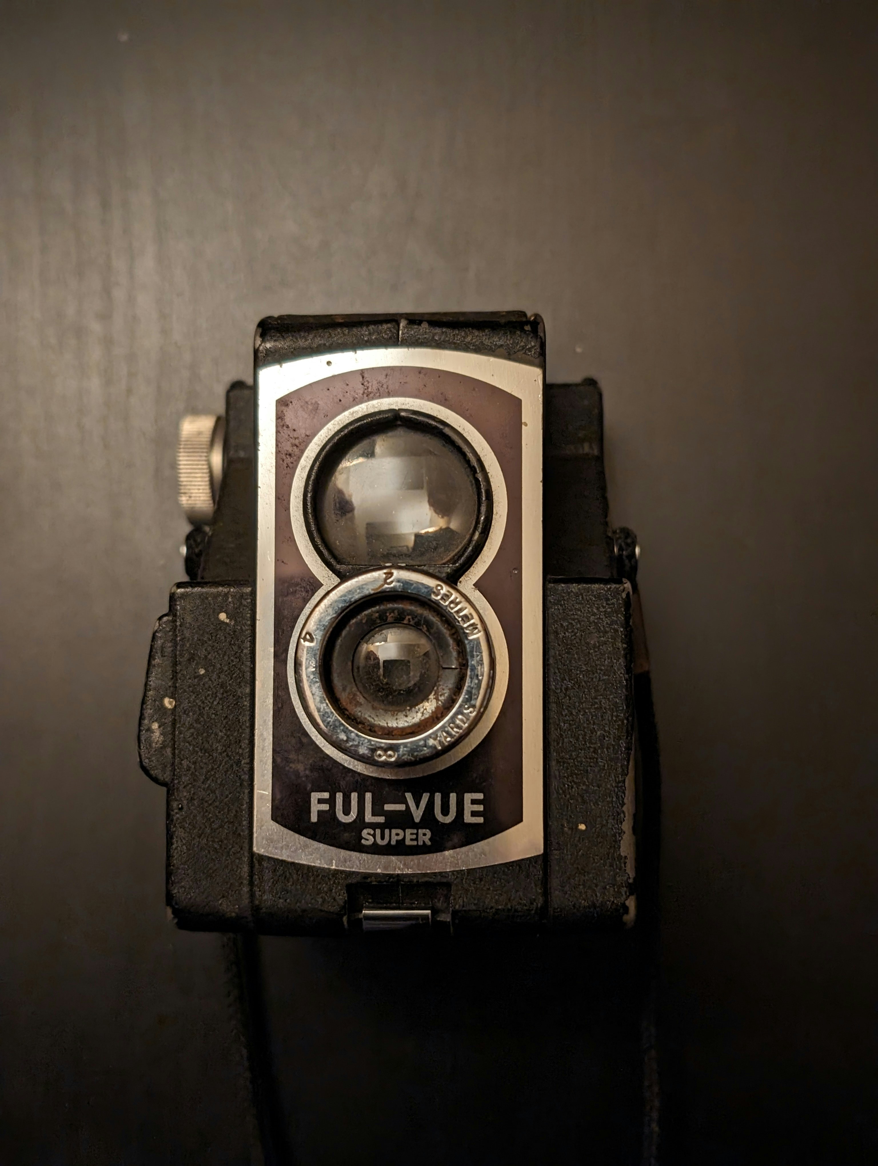 un gros plan d’une caméra sur un mur