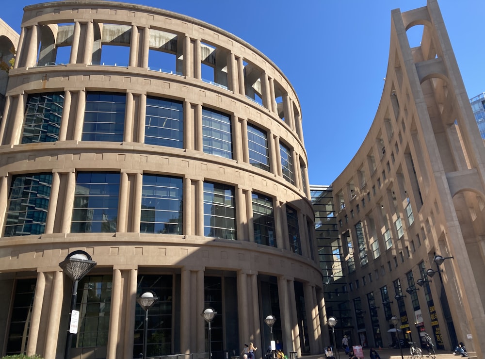 Un bâtiment circulaire avec beaucoup de fenêtres