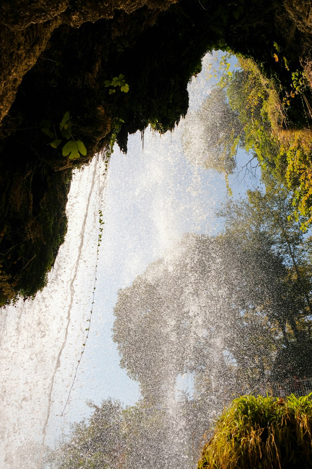 洞窟を抜ける滝の眺め