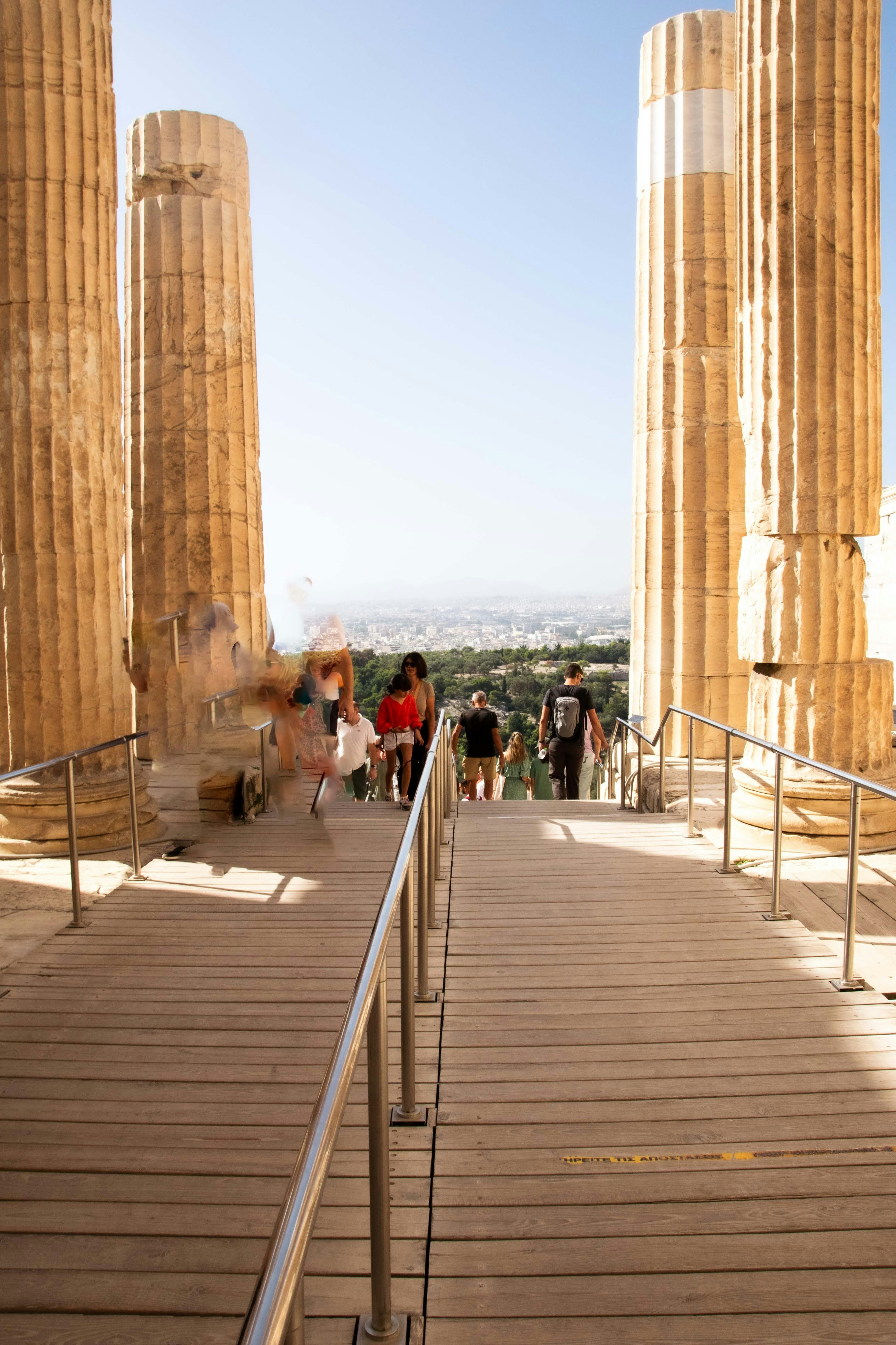eine Gruppe von Menschen, die einen Holzsteg entlanggehen
