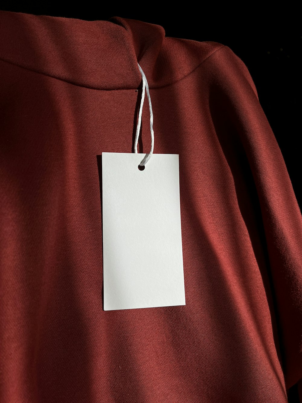 ein rotes Sweatshirt mit einem weißen Etikett