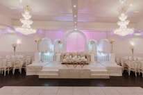 Elegant reception hall at Nueva Luna Eventos with floral arrangements and soft lighting.