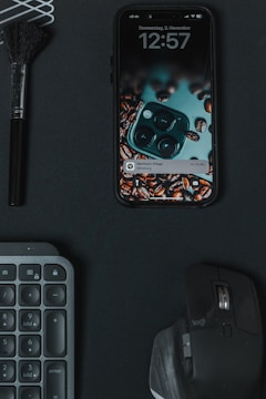 A wall clock and a smartphone timer app with notifications reminding to take breaks.