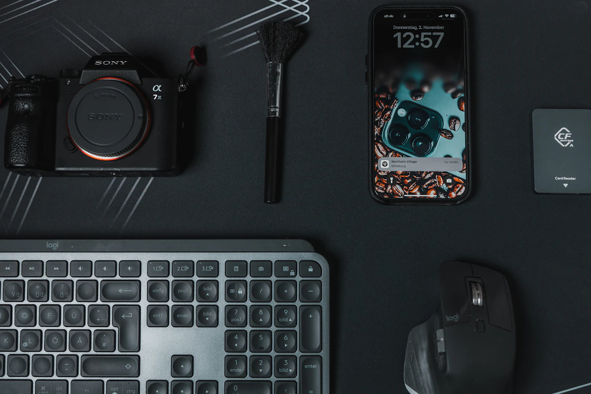 Appareil photo, téléphone et outils numériques sur un bureau