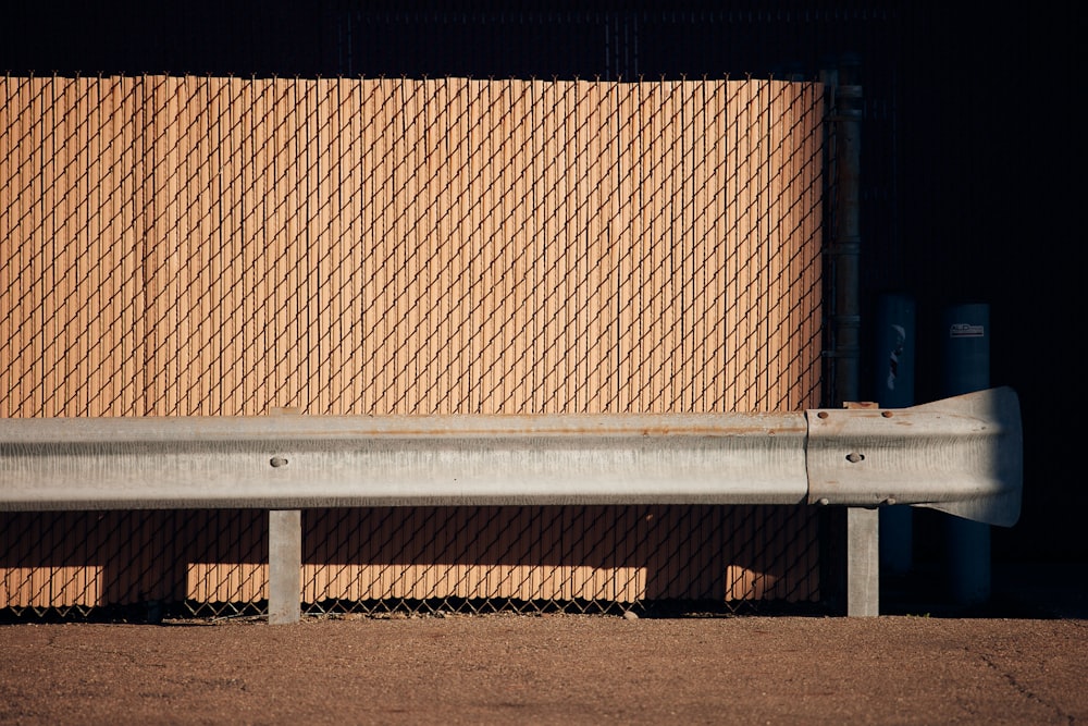 un banc en métal posé devant un mur