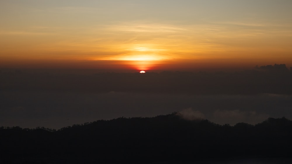 Die Sonne geht über den Wolken am Himmel unter