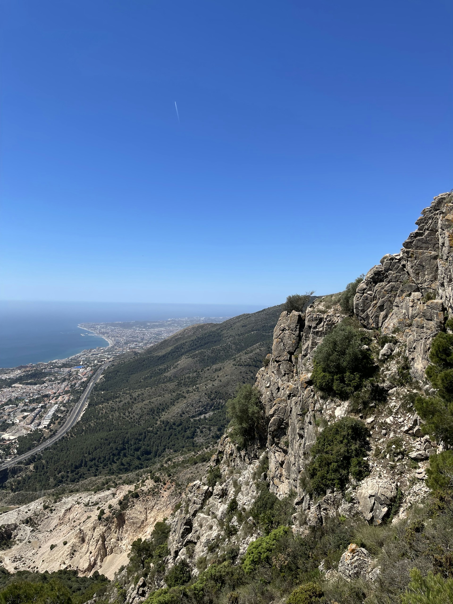 gray computer monitor