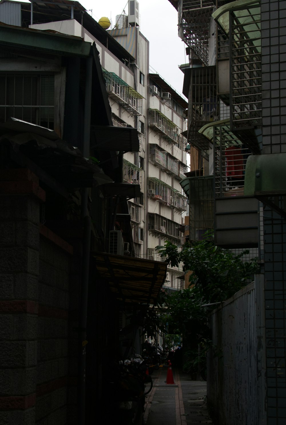 a narrow alley way with buildings in the background