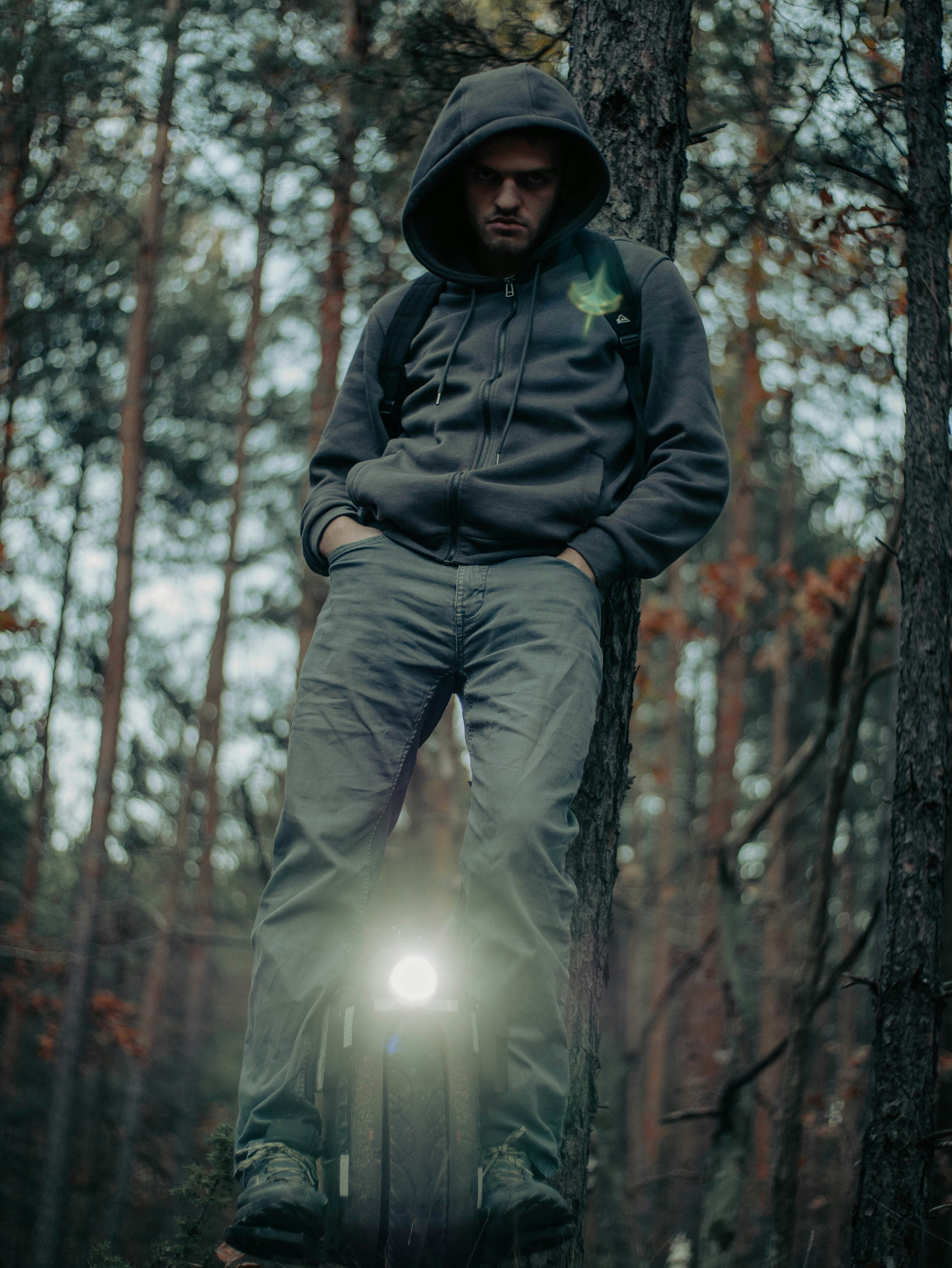 Ein Mann steht auf einem Fahrrad im Wald