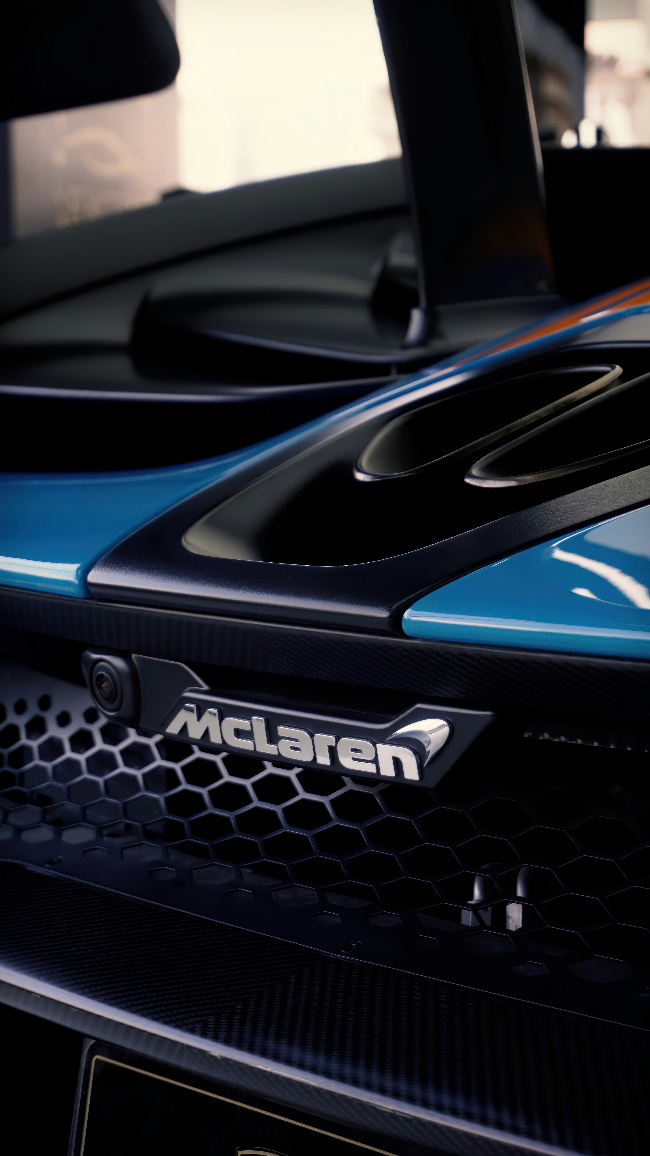 Un primo piano della parte anteriore di un'auto sportiva