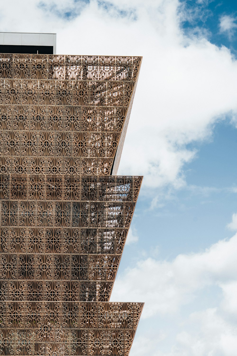 um edifício alto com um céu ao fundo