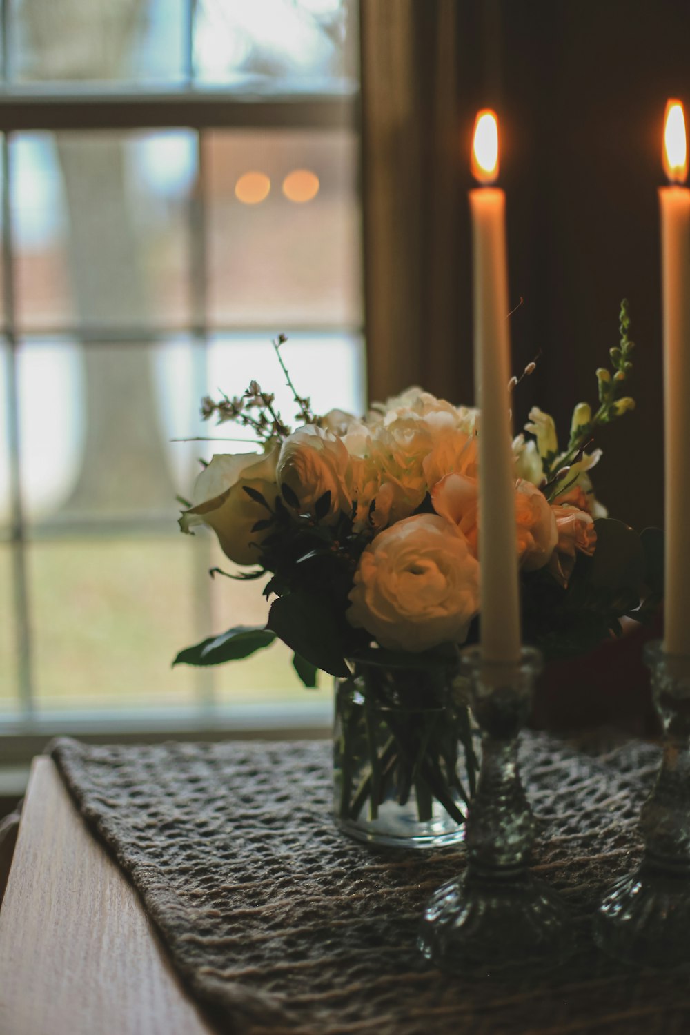 꽃으로 가득 찬 두 개의 꽃병이 놓인 테이블