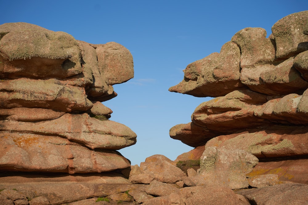 un par de rocas grandes sentadas una al lado de la otra