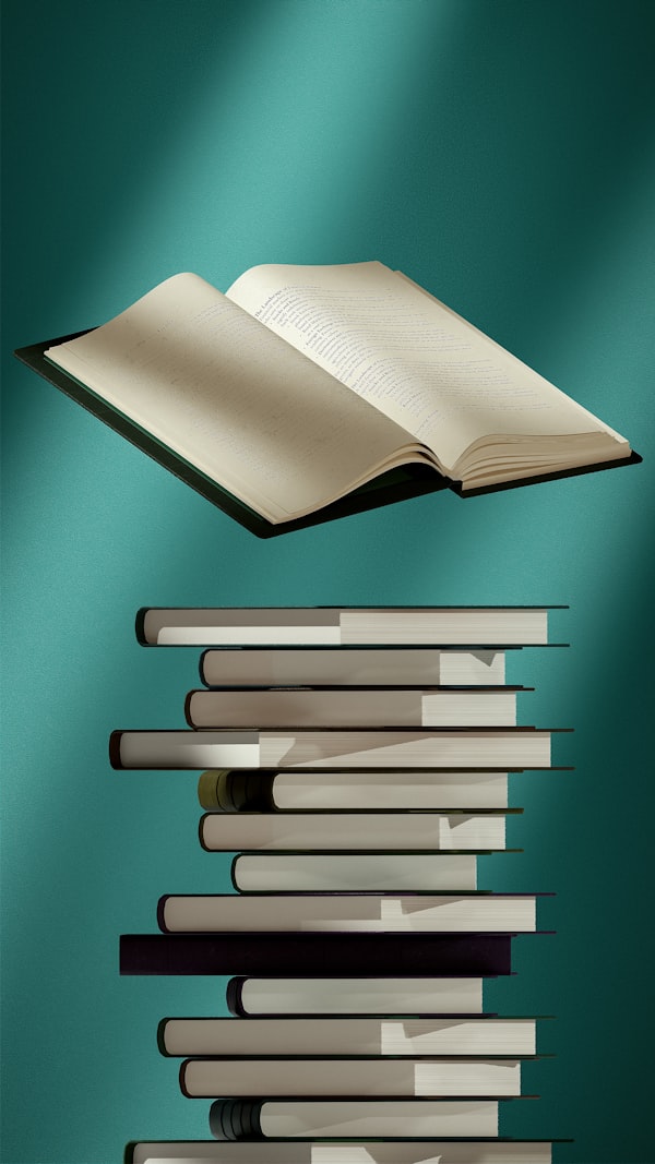 Offenes Buch auf einem Stapel Bücher
