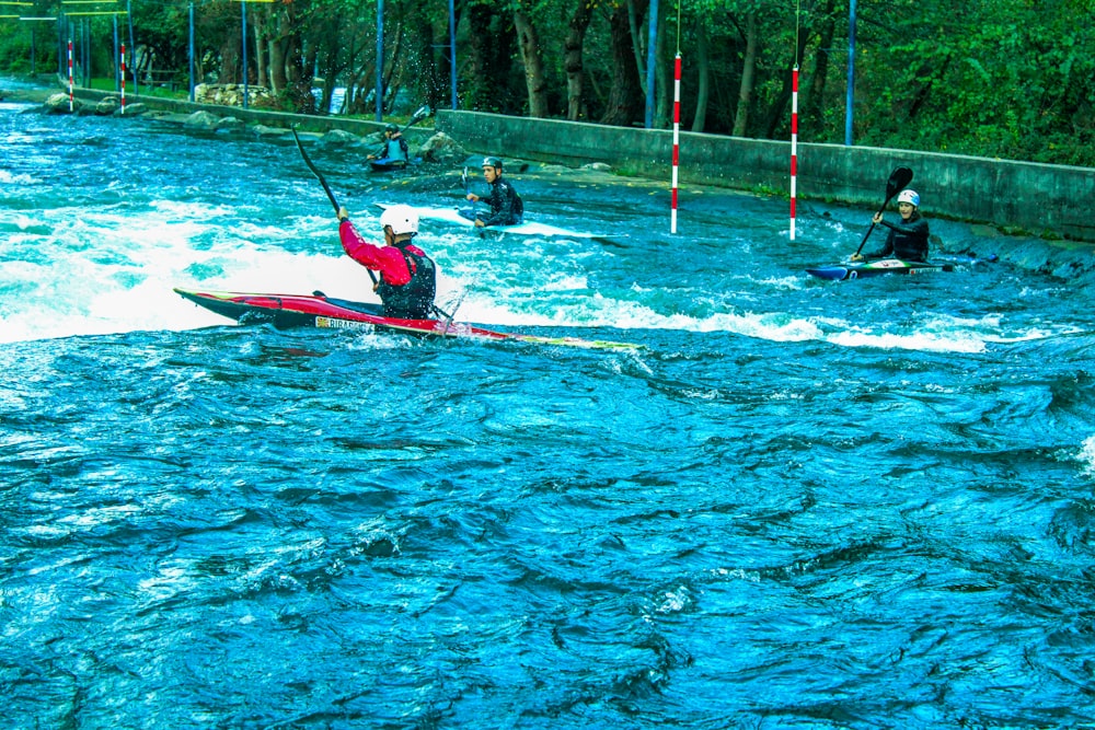 Un grupo de personas montando kayaks en la parte superior de un río