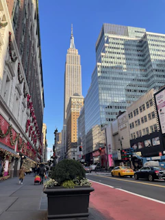 Avenida con grandes edificios en temporada navideña en Nueva York