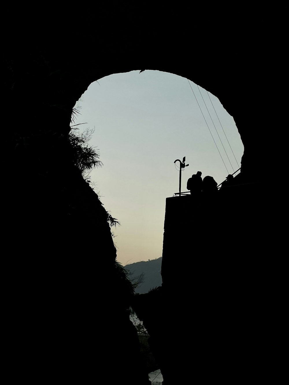 die Silhouette einer Person, die auf einem Hügel steht