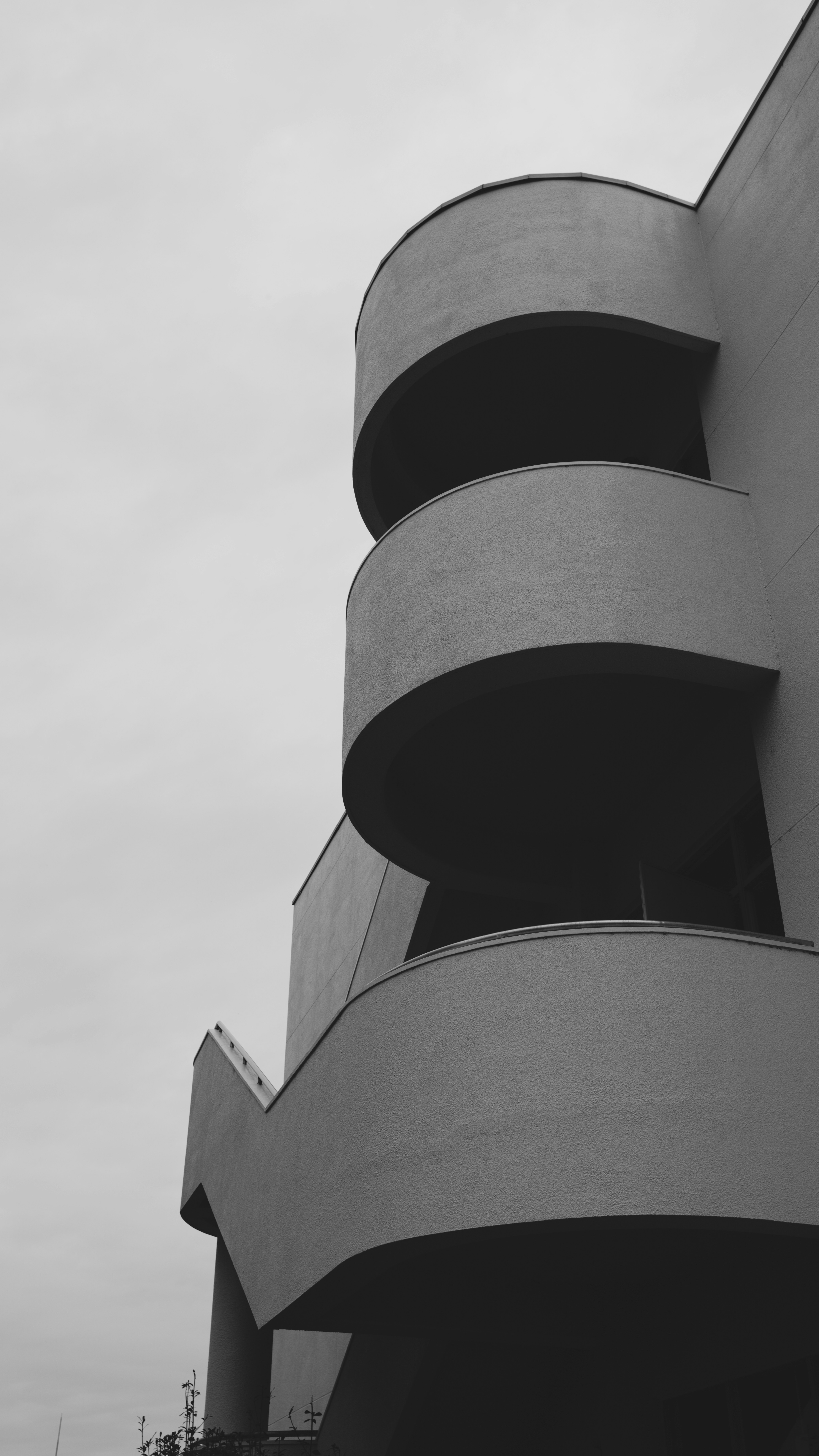 a black and white photo of a building