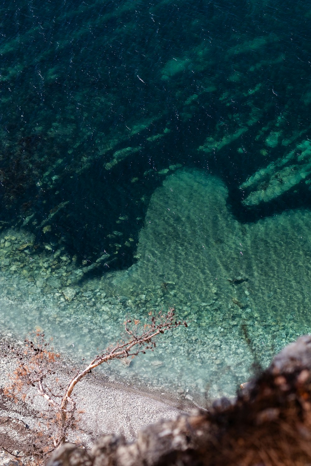 l'acqua è cristallina e azzurra