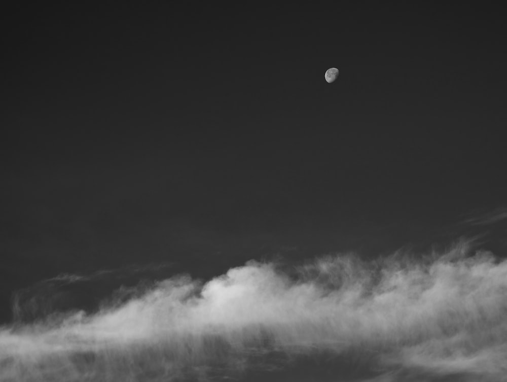 空に浮かぶ月の白黒写真