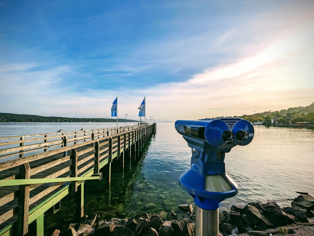 uma vista de um píer com um barco ao fundo