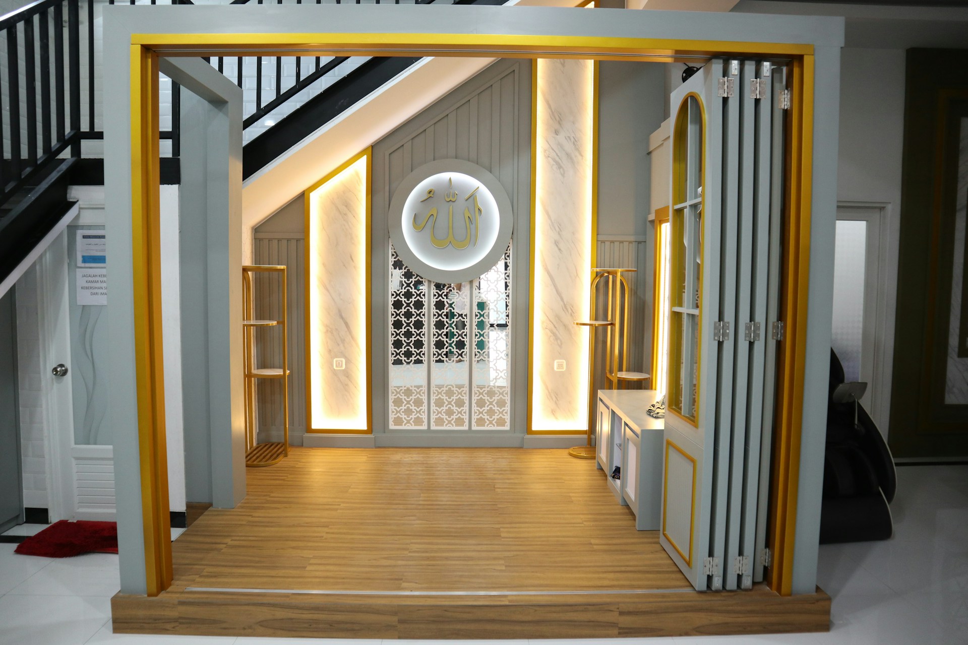 gray computer monitor