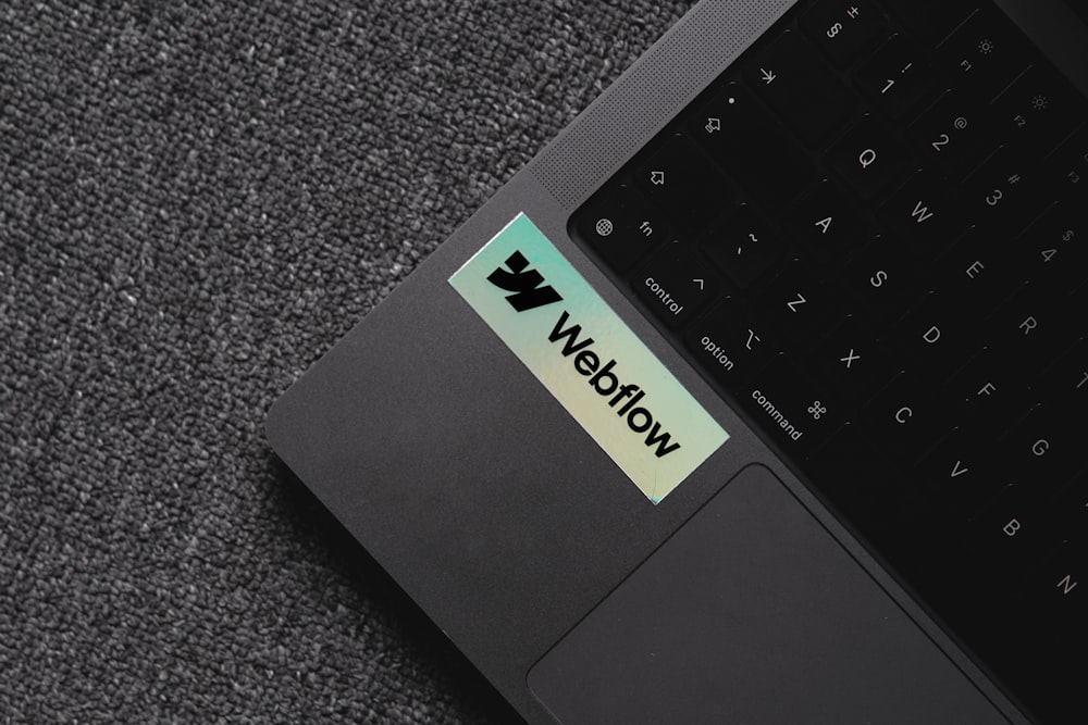 einen Laptop mit einem Fensteraufkleber auf der Tastatur