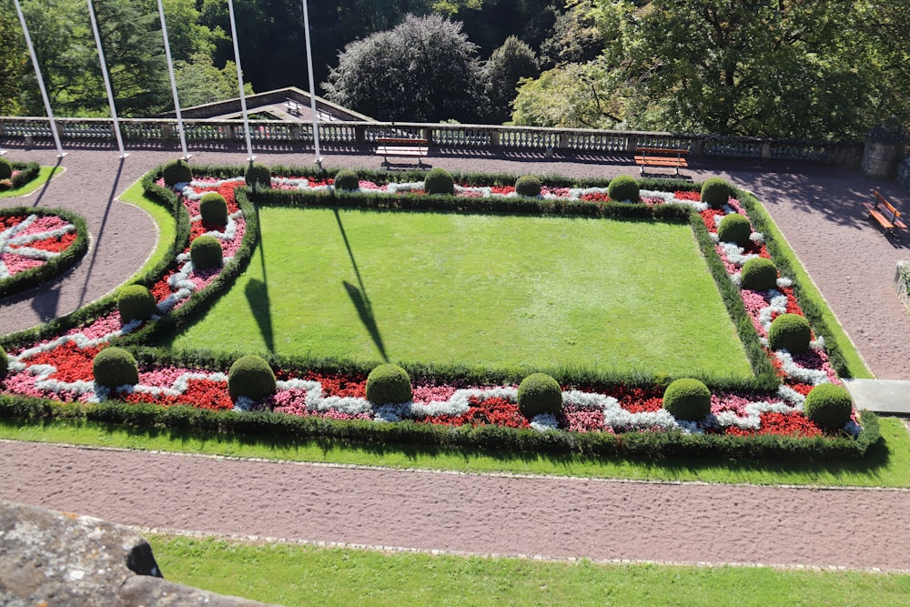 ein sehr schön aussehender Garten mitten in einem Park