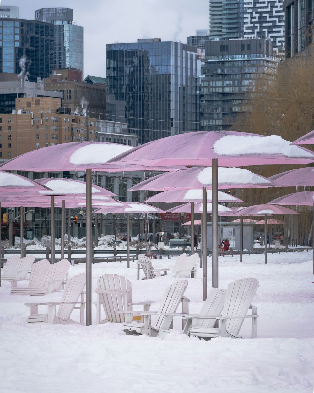 un tas de chaises recouvertes de neige