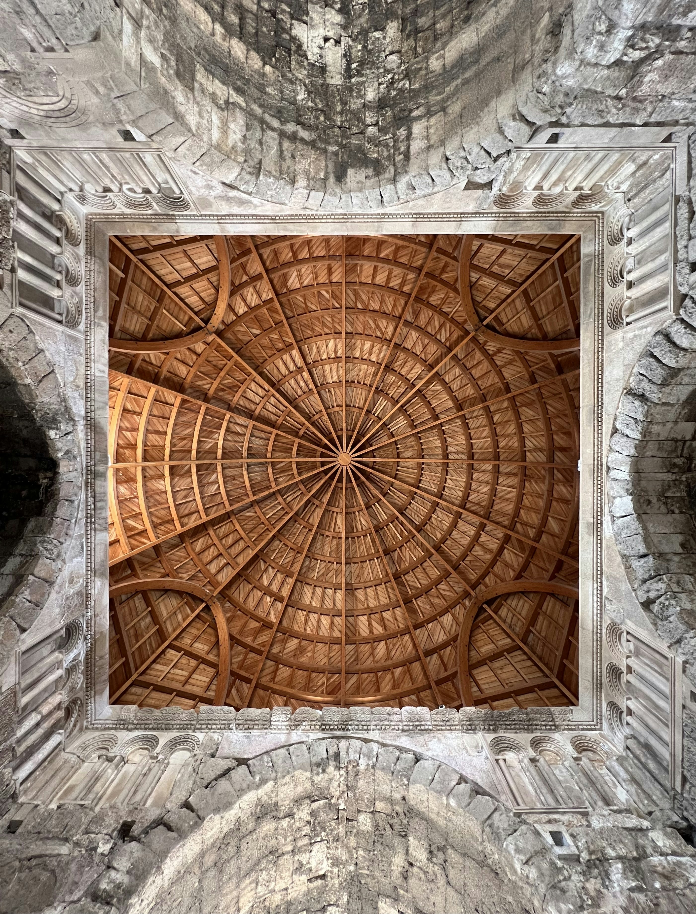 a picture of a ceiling in a building