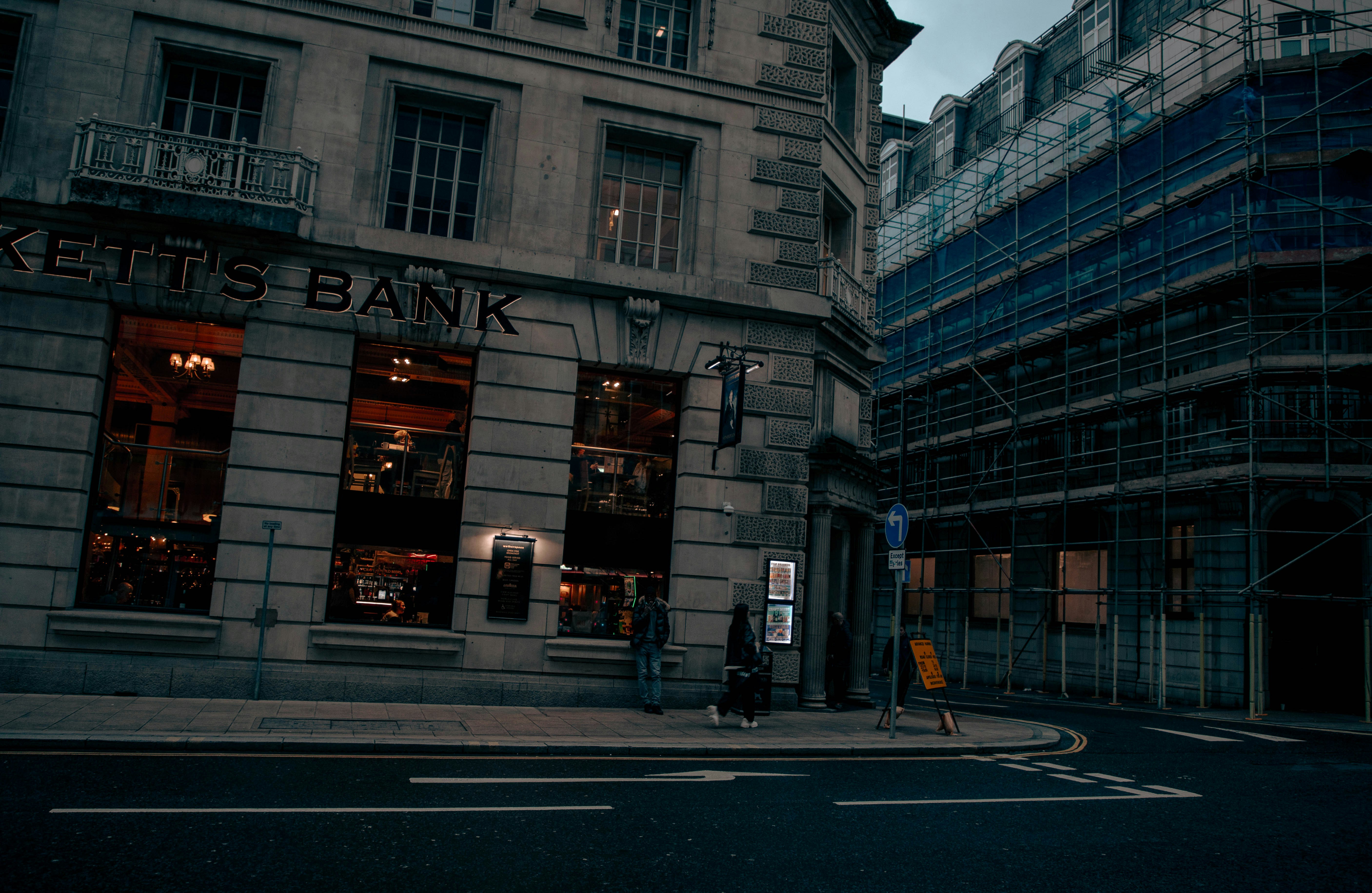 UBS Shares Dip as Executive Departures Signal Deeper Integration Cuts