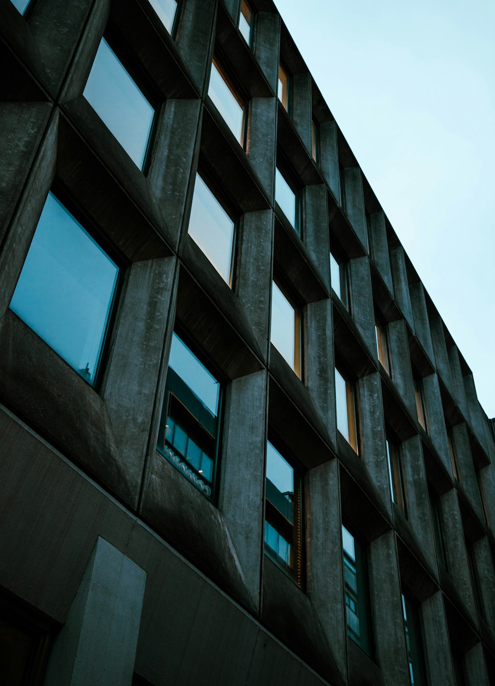 Un edificio muy alto con muchas ventanas