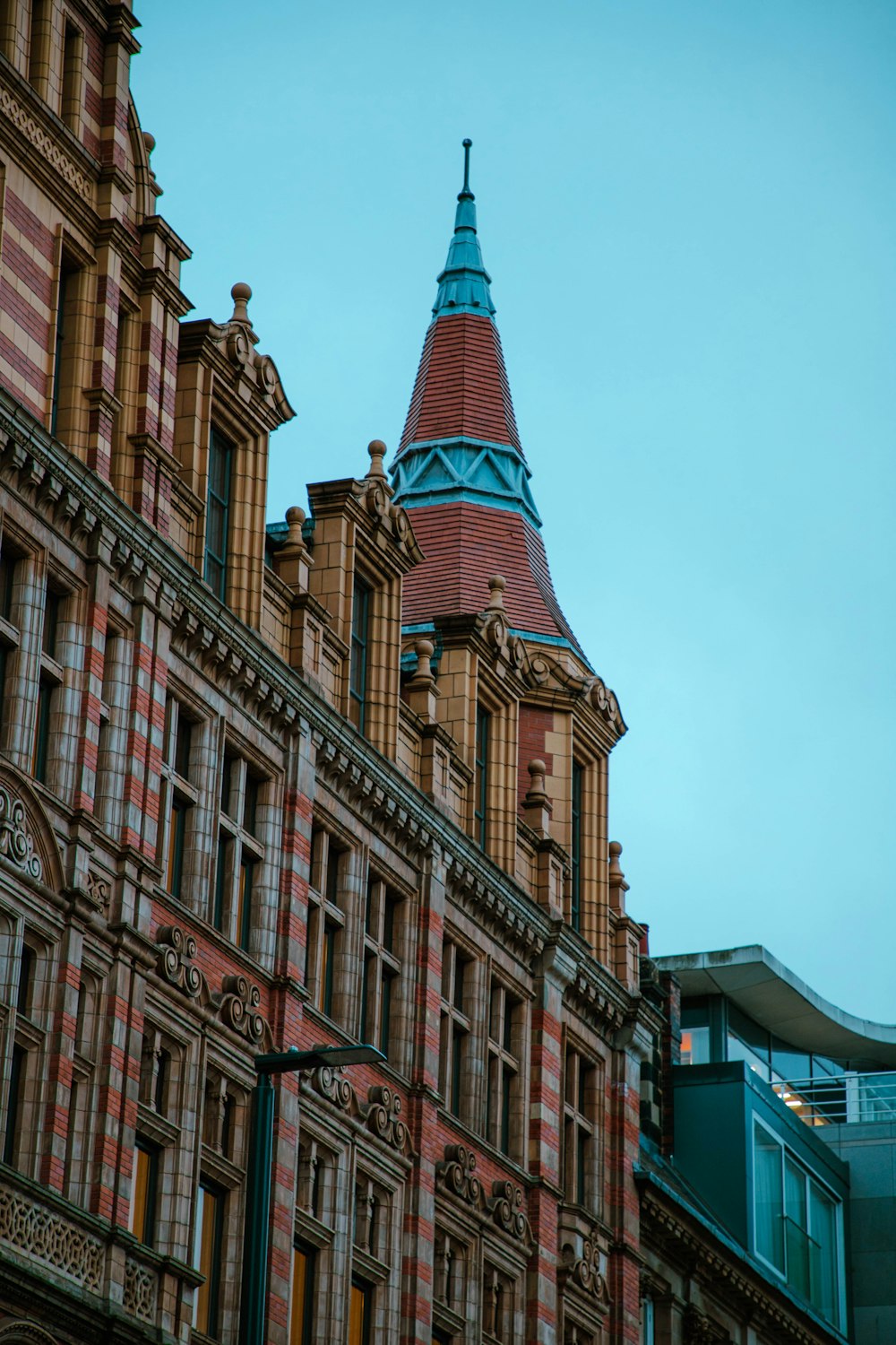 un edificio alto con un orologio in cima