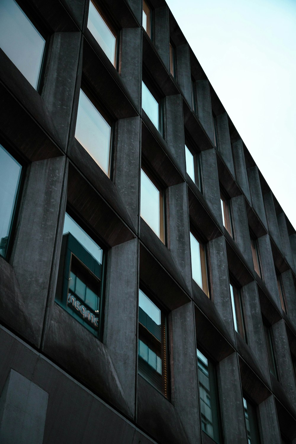 Un edificio que tiene un letrero en el costado