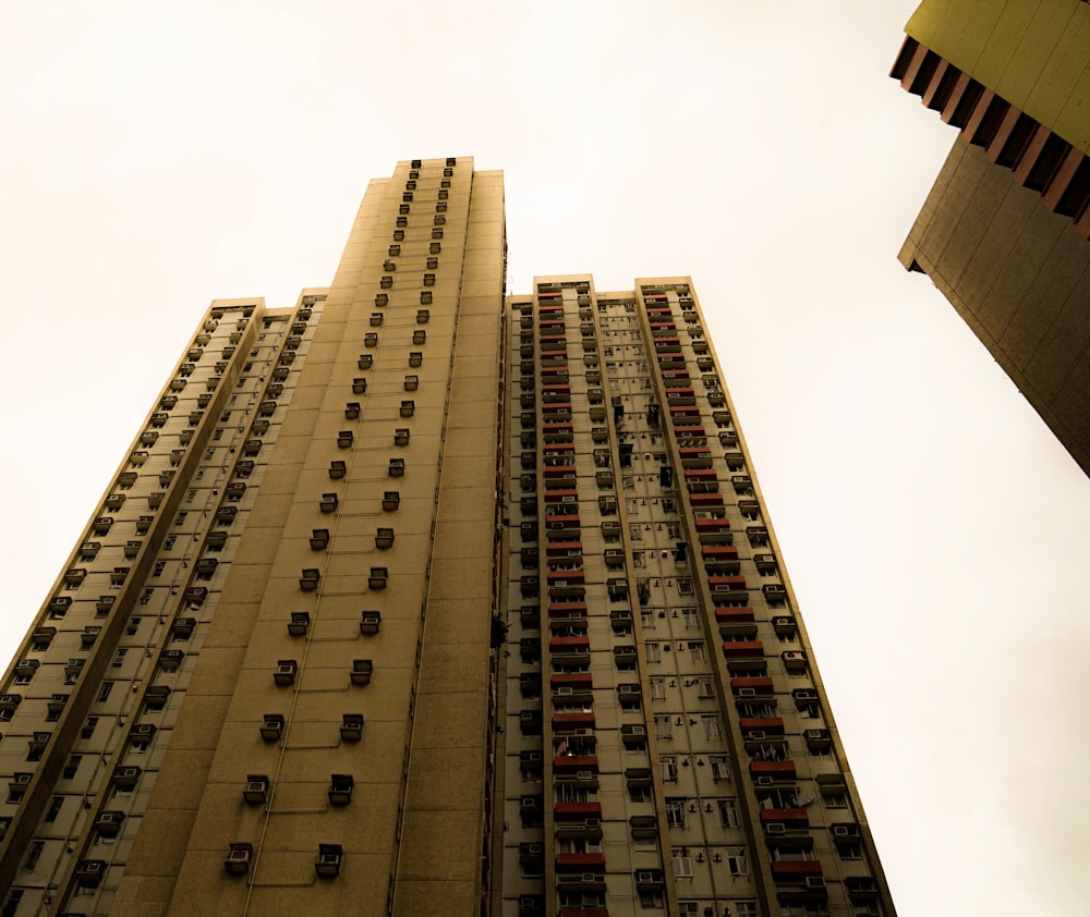 Un edificio alto con molte finestre e balconi