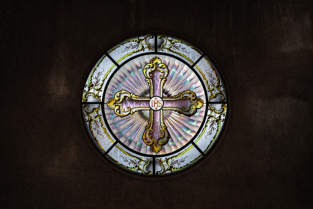 ein Buntglasfenster mit einem Kreuz darauf