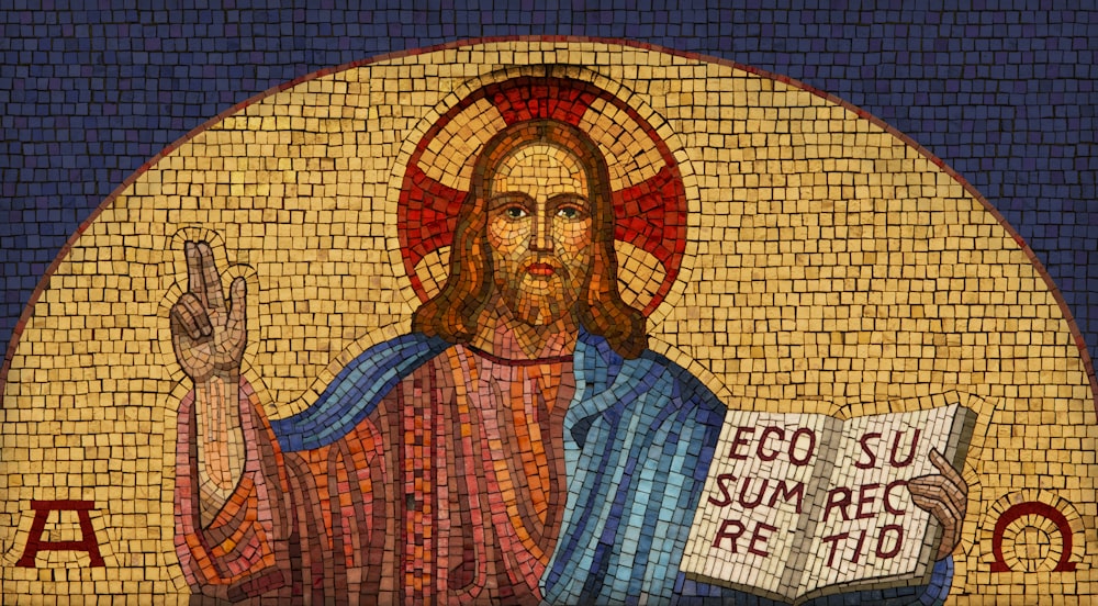 Ein Mosaik von Jesus, der ein Buch in der Hand hält