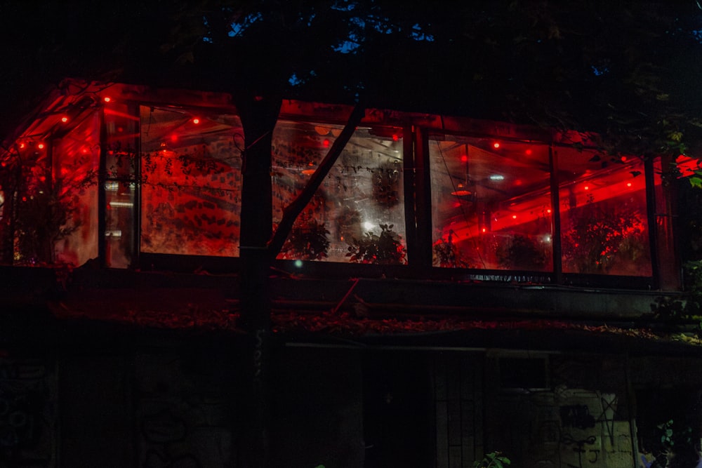 창문에 빨간 불이 켜진 건물