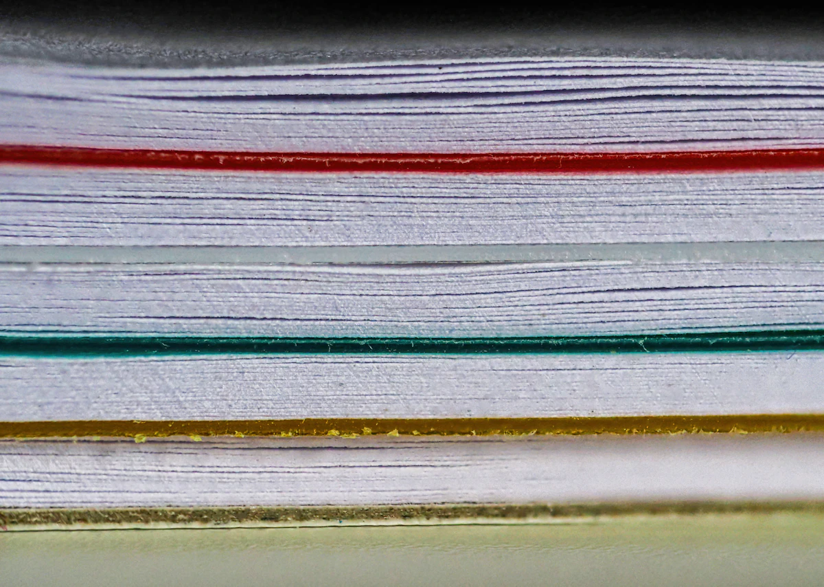 Tumpukan buku dan dokumen dari dekat.