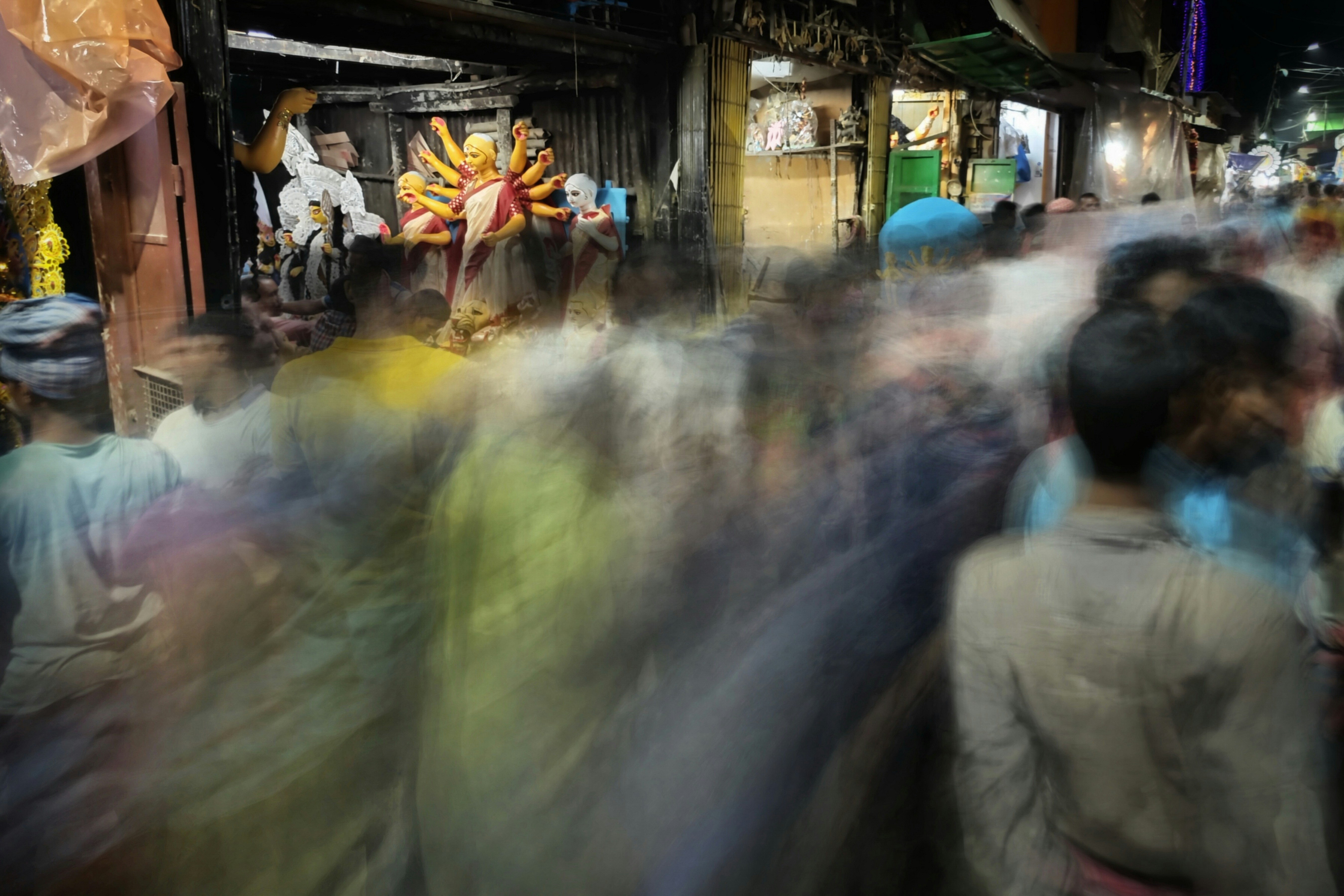 Ein verschwommenes Foto einer Menschenmenge, die eine Straße entlanggeht