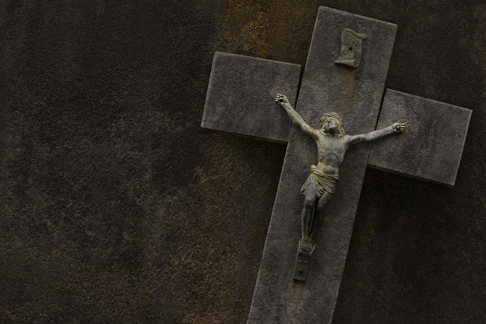 eine Statue von Jesus am Kreuz an einer Wand