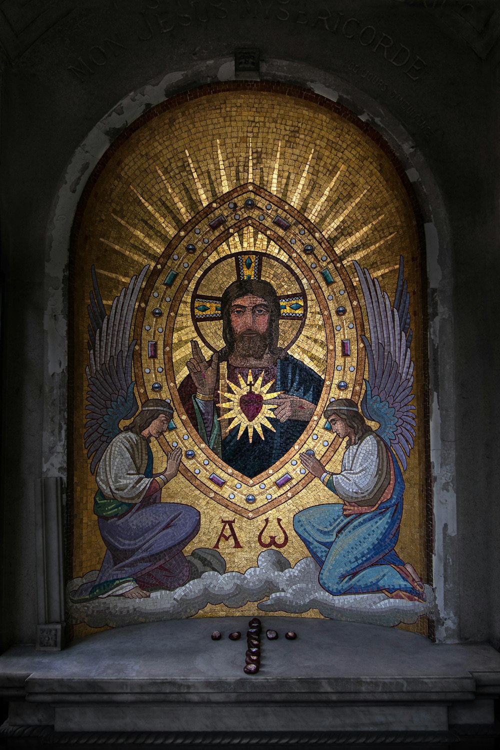 Um mosaico de Jesus cercado por anjos em uma igreja