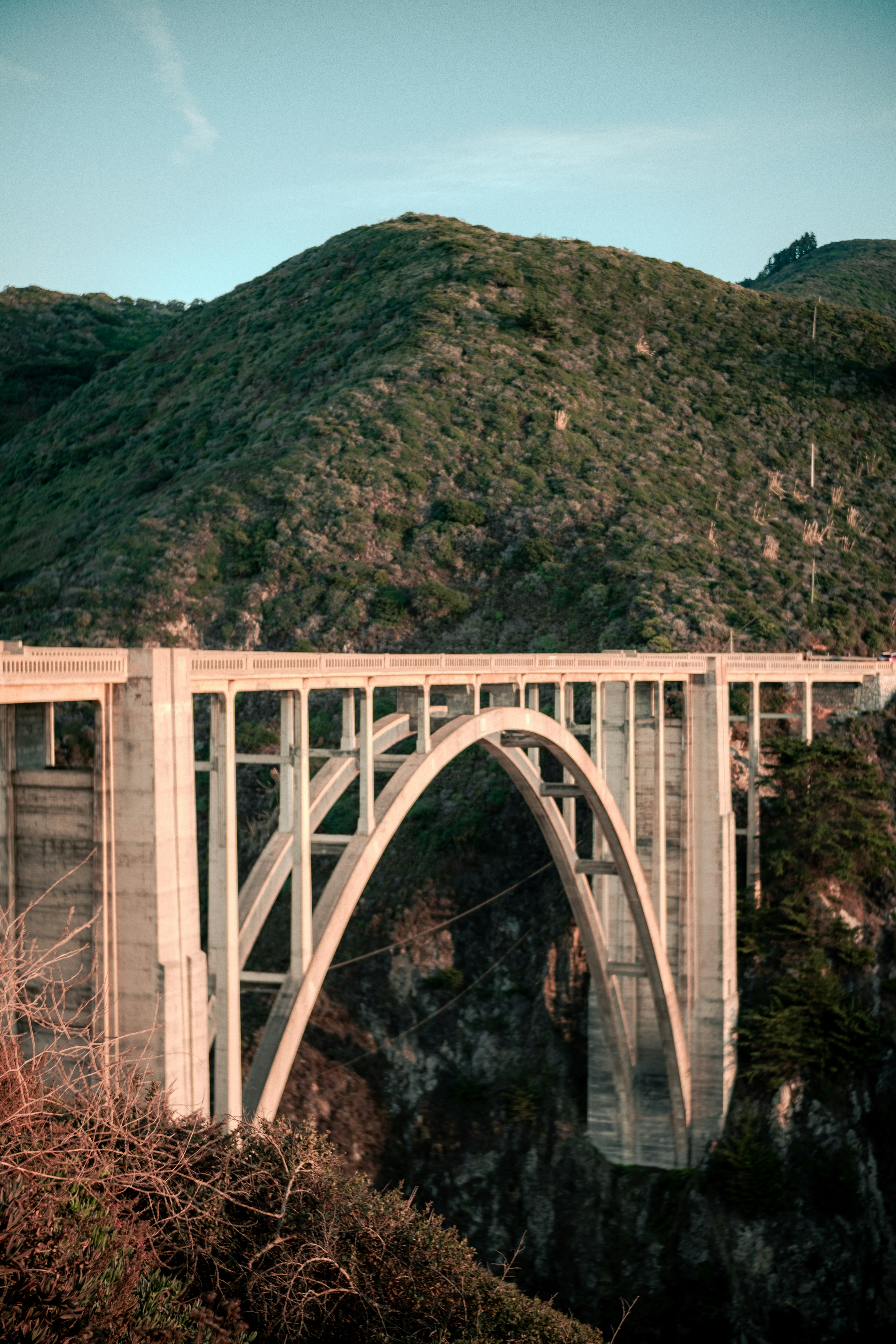 un grand pont au-dessus d’un grand plan d’eau