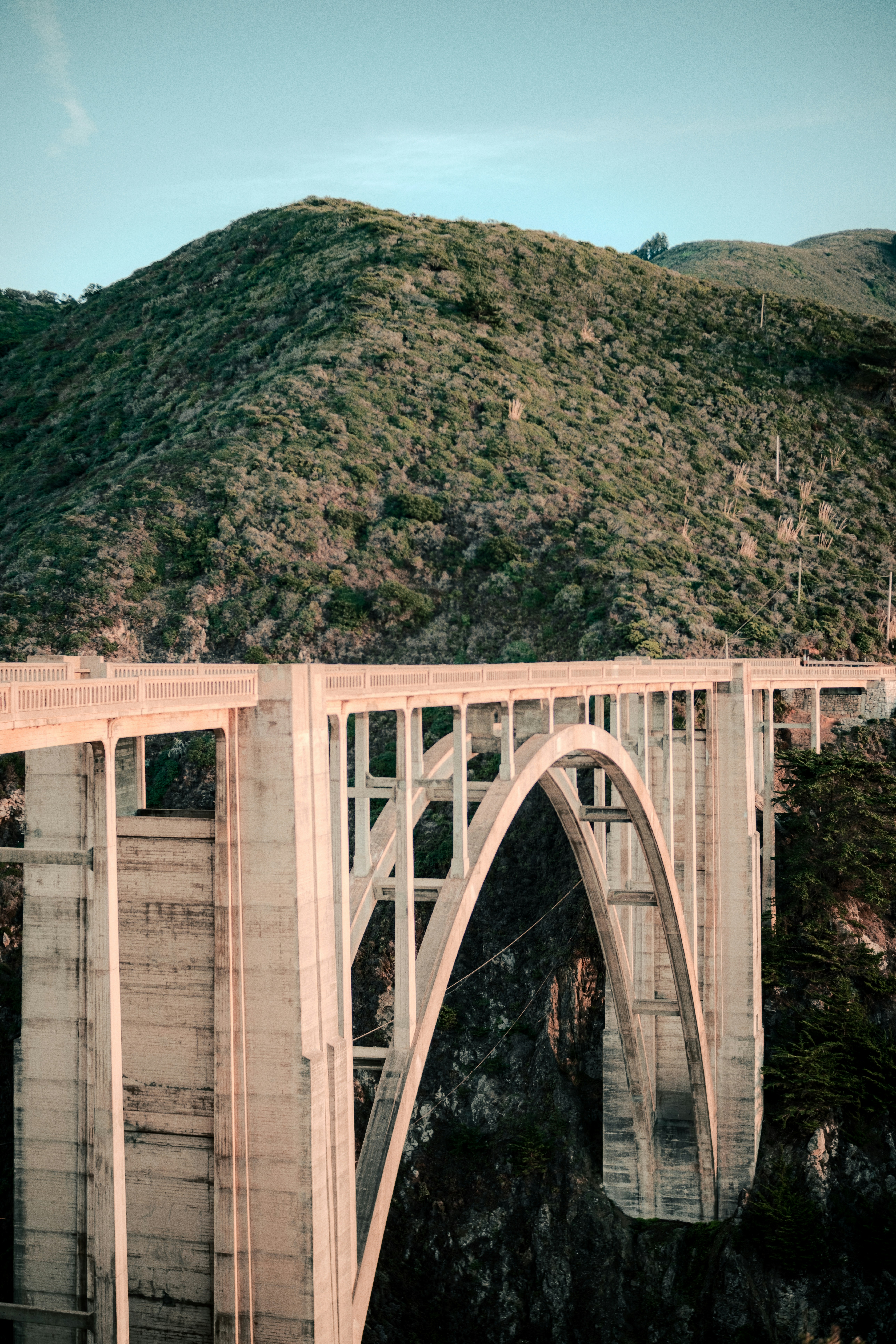 un pont avec une montagne en arrière-plan