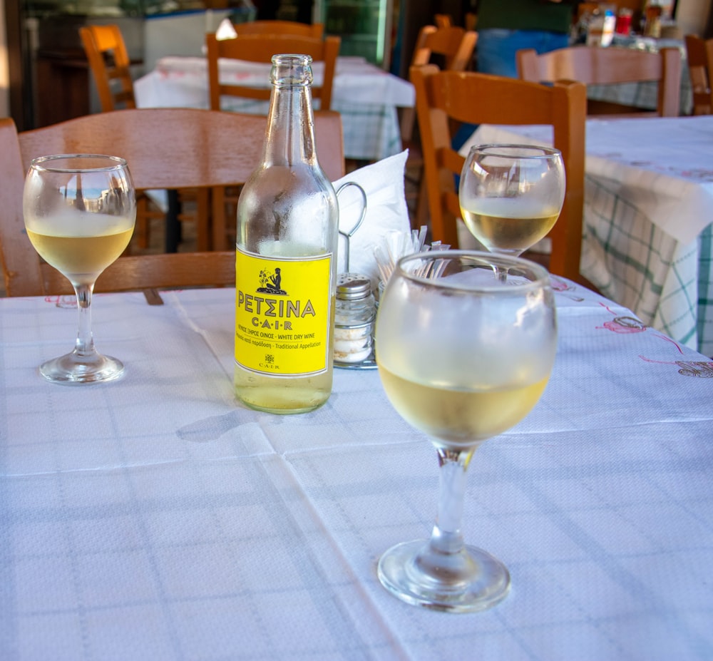 une table garnie de verres et de bouteilles de vin
