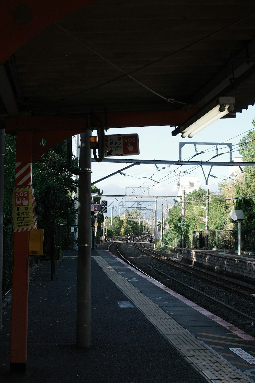 線路上に列車が走っている駅